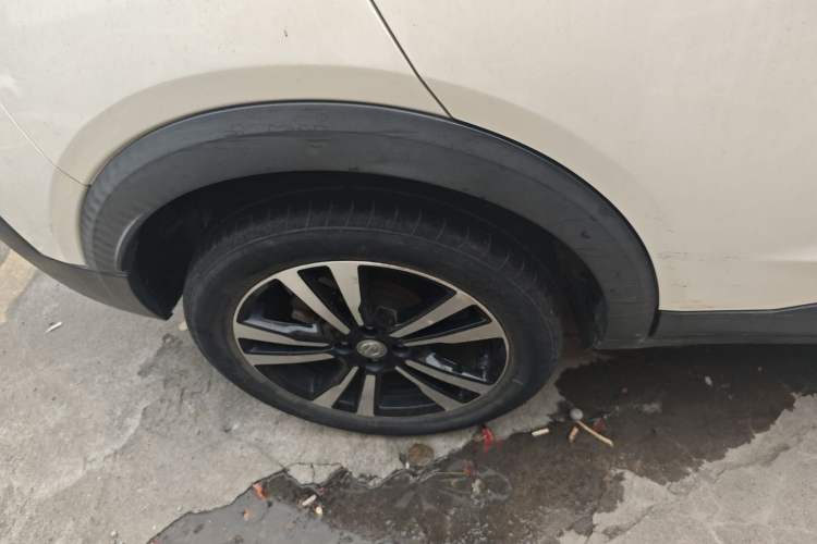 Used Nissan Kicks 2018 1.5L CVT Smart Connect Luxury Edition Exterior 5