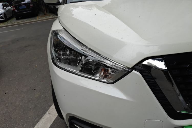 Used Nissan Kicks 2018 1.5L CVT Smart Connect Luxury Edition Exterior 6