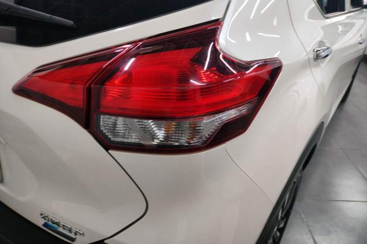 Used Nissan Kicks 2018 1.5L CVT Smart Connect Luxury Edition Exterior 6