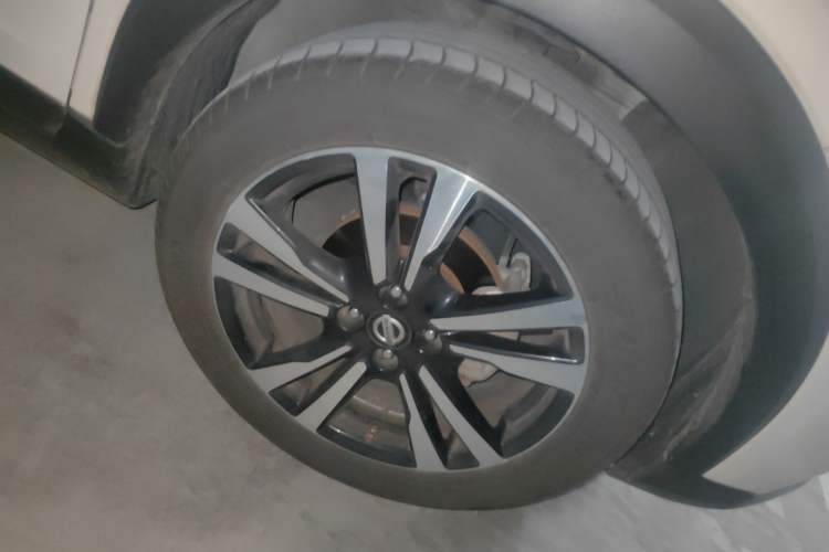 Used Nissan Kicks 2018 1.5L CVT Smart Connect Luxury Edition Exterior 7