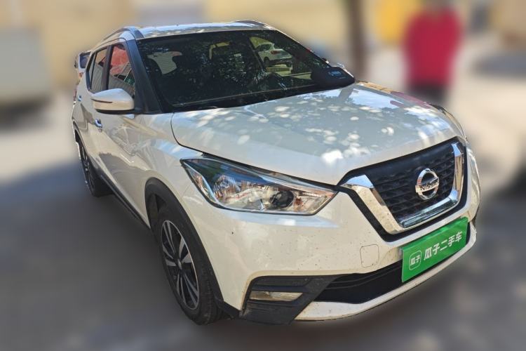 Used Nissan Kicks 2018 1.5L CVT Smart Connect Luxury Edition Front Right 45 Deg
