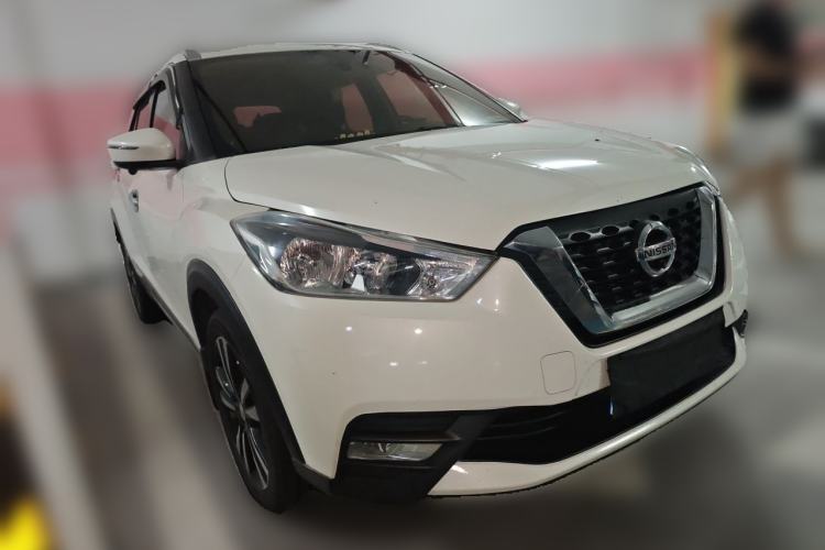 Used Nissan Kicks 2018 1.5L CVT Smart Connect Luxury Edition Front Right 45 Deg