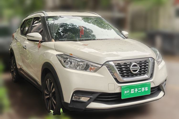 Used Nissan Kicks 2018 1.5L CVT Smart Connect Luxury Edition Front Right 45 Deg