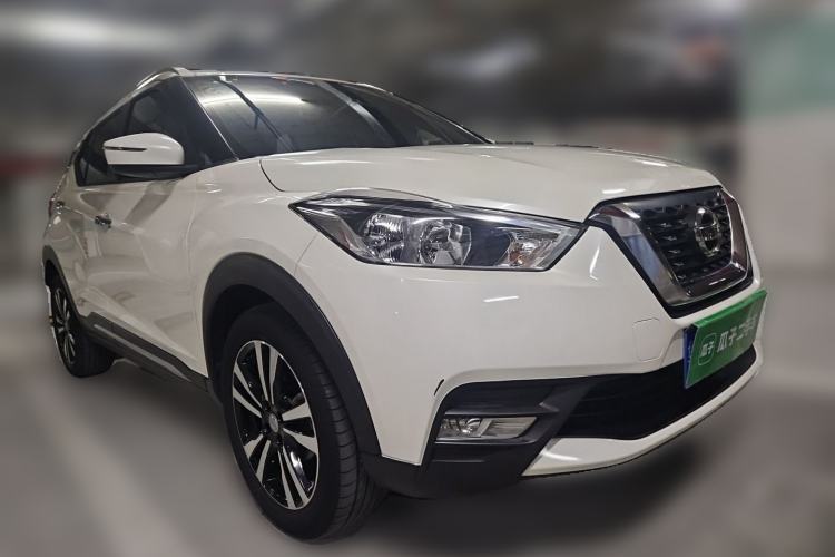 Used Nissan Kicks 2018 1.5L CVT Smart Connect Luxury Edition Front Right 45 Deg
