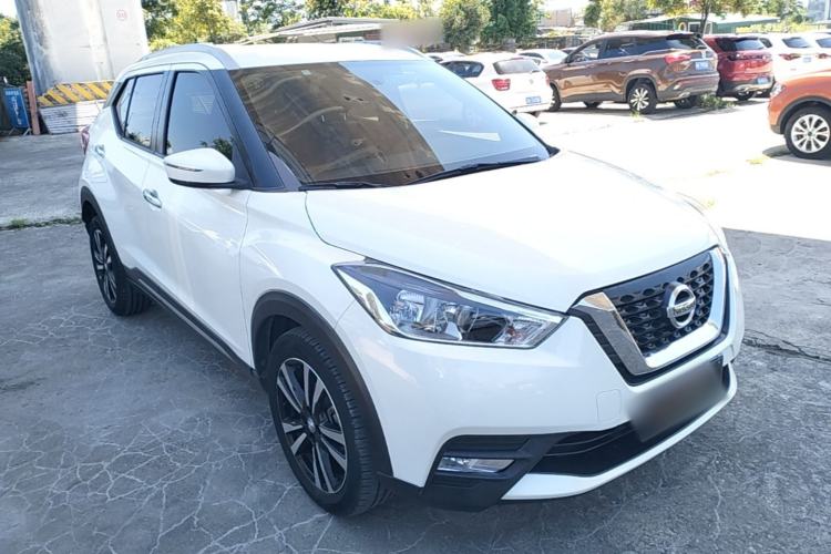 Used Nissan Kicks 2018 1.5L CVT Smart Connect Luxury Edition Front Right 45 Deg