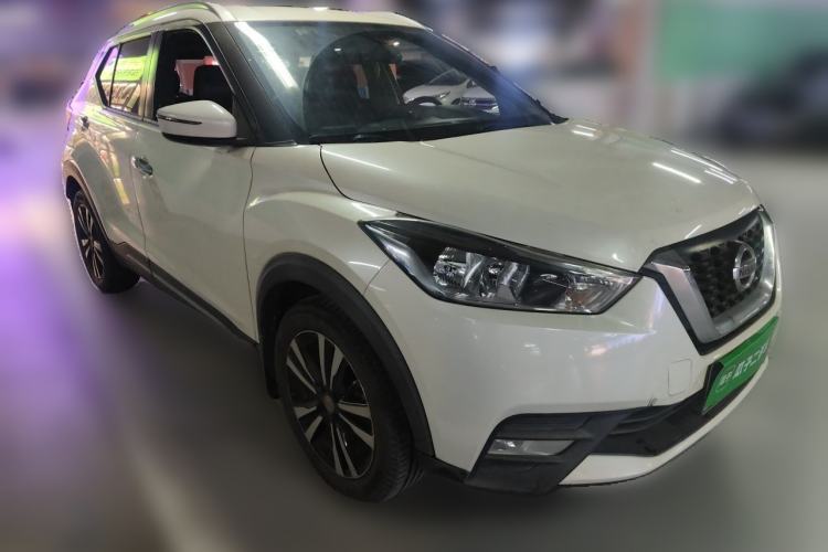 Used Nissan Kicks 2018 1.5L CVT Smart Connect Luxury Edition Front Right 45 Deg