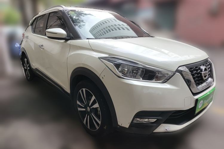Used Nissan Kicks 2018 1.5L CVT Smart Connect Luxury Edition Front Right 45 Deg