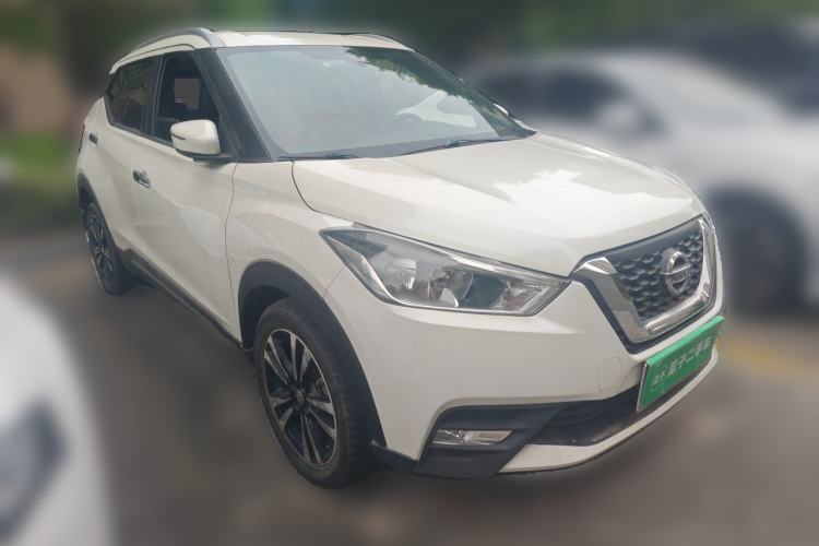 Used Nissan Kicks 2018 1.5L CVT Smart Connect Luxury Edition Front Right 45 Deg