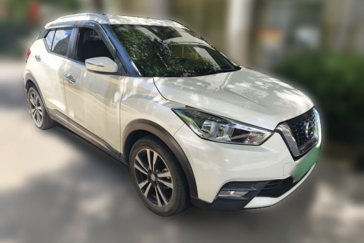 Used Nissan Kicks 2018 1.5L CVT Smart Connect Luxury Edition Front Right 45 Deg