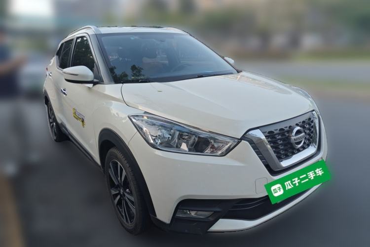 Used Nissan Kicks 2018 1.5L CVT Smart Connect Luxury Edition Front Right 45 Deg