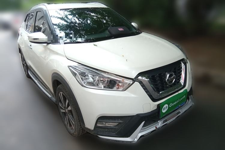 Used Nissan Kicks 2018 1.5L CVT Smart Connect Luxury Edition Front Right 45 Deg