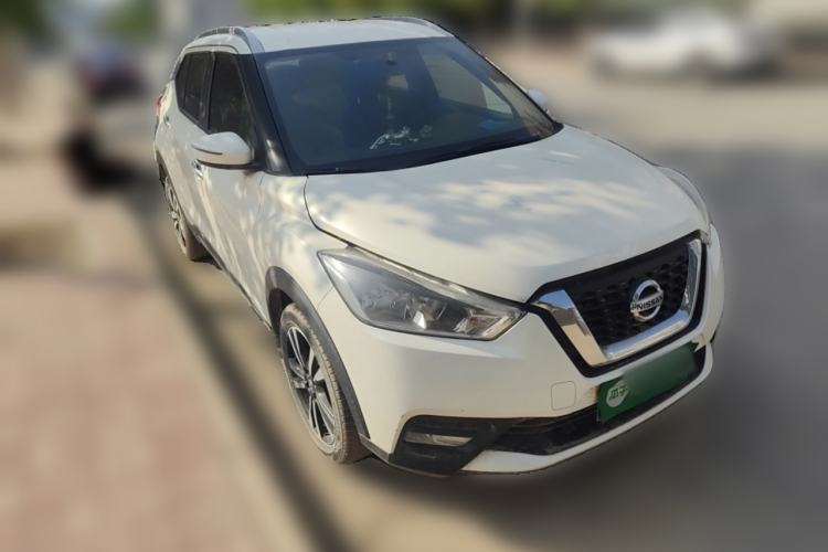Used Nissan Kicks 2018 1.5L CVT Smart Connect Luxury Edition Front Right 45 Deg