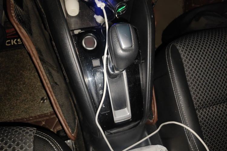 Used Nissan Kicks 2018 1.5L CVT Smart Connect Luxury Edition Gear Lever