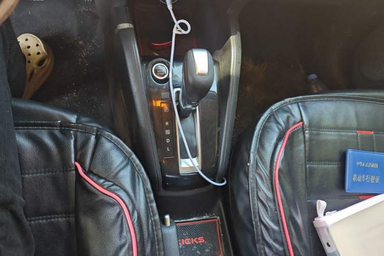 Used Nissan Kicks 2018 1.5L CVT Smart Connect Luxury Edition Gear Lever