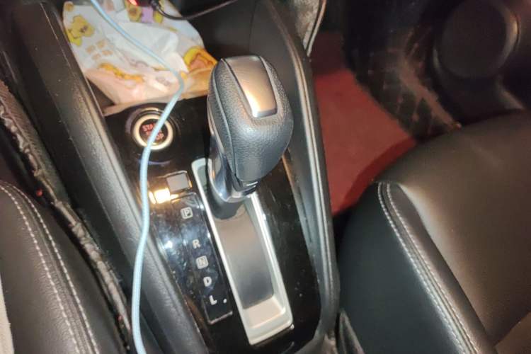 Used Nissan Kicks 2018 1.5L CVT Smart Connect Luxury Edition Gear Lever