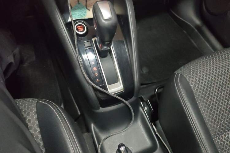 Used Nissan Kicks 2018 1.5L CVT Smart Connect Luxury Edition Gear Lever
