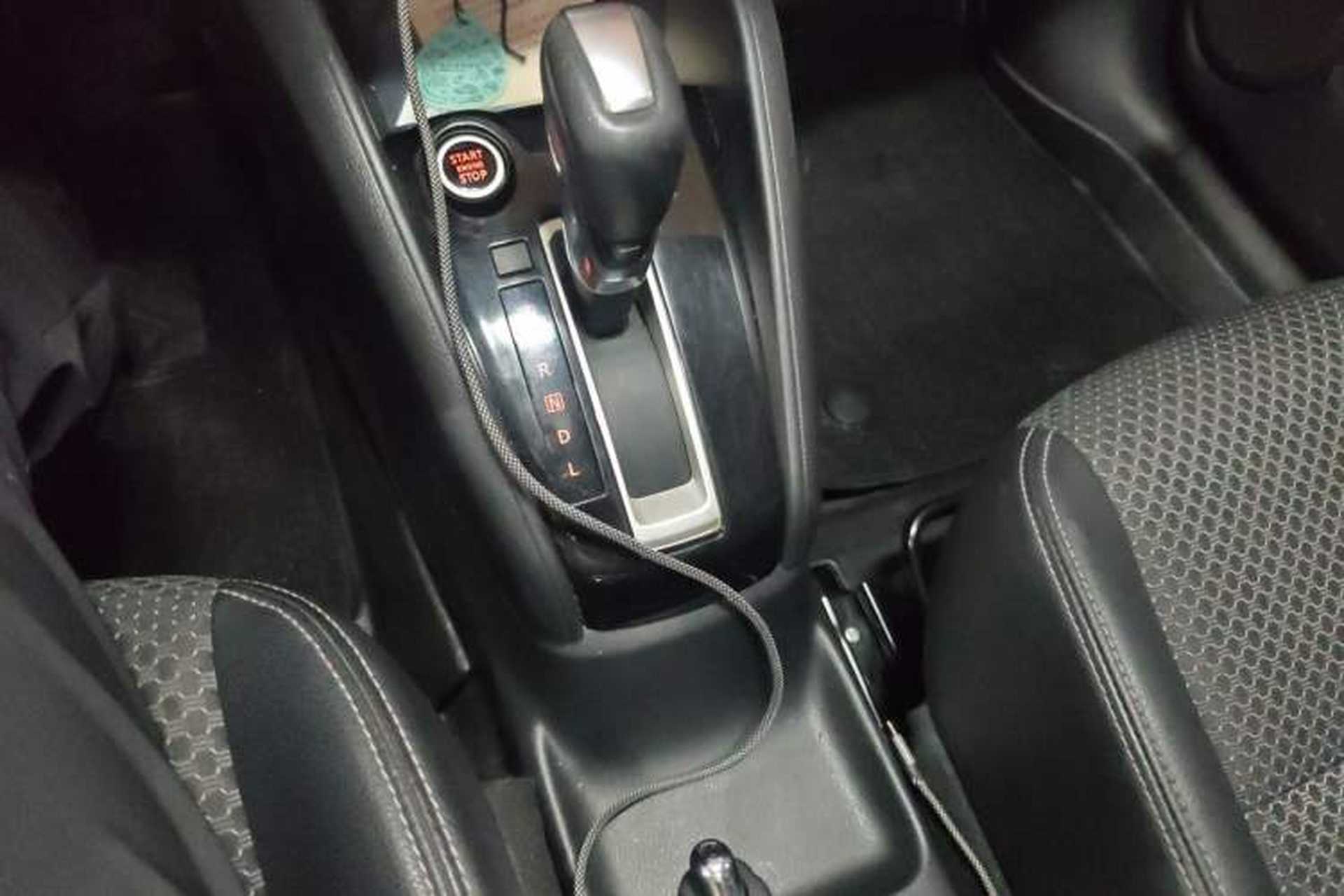 Used Nissan Kicks 2018 1.5L CVT Smart Connect Luxury Edition Gear Lever