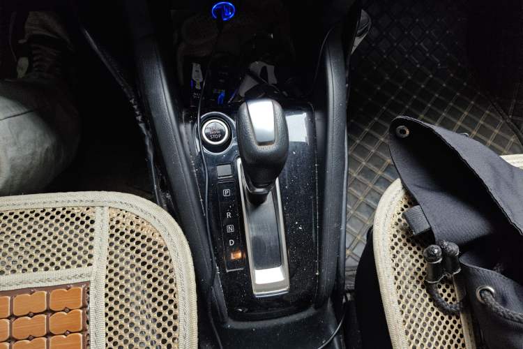 Used Nissan Kicks 2018 1.5L CVT Smart Connect Luxury Edition Gear Lever