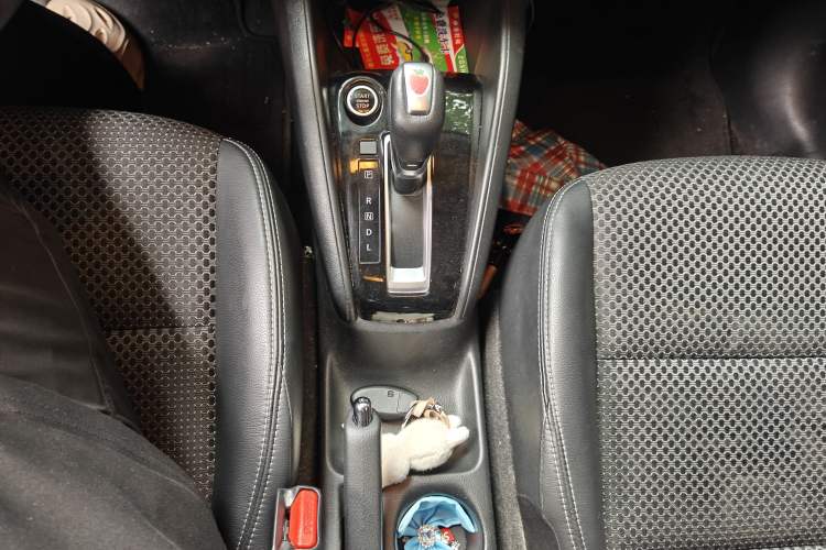 Used Nissan Kicks 2018 1.5L CVT Smart Connect Luxury Edition Gear Lever