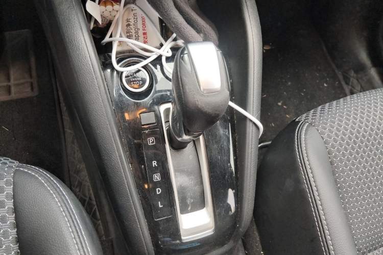 Used Nissan Kicks 2018 1.5L CVT Smart Connect Luxury Edition Gear Lever