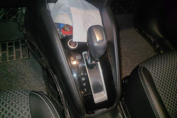 Used Nissan Kicks 2018 1.5L CVT Smart Connect Luxury Edition Gear Lever