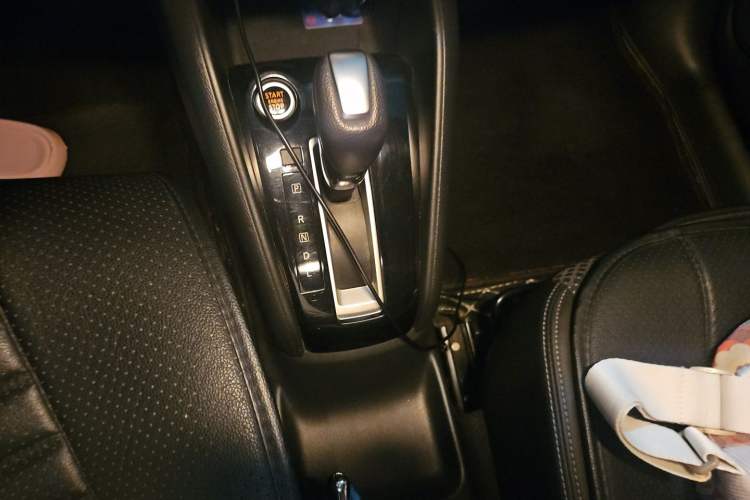 Used Nissan Kicks 2018 1.5L CVT Smart Connect Luxury Edition Gear Lever