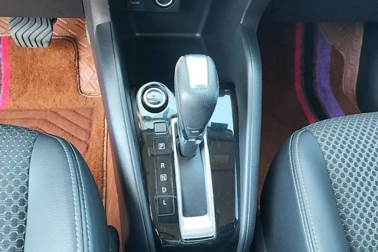 Used Nissan Kicks 2018 1.5L CVT Smart Connect Luxury Edition Gear Lever
