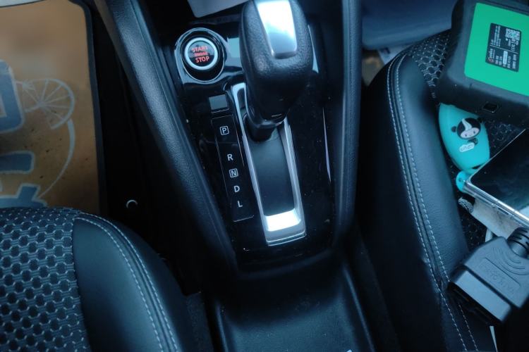 Used Nissan Kicks 2018 1.5L CVT Smart Connect Luxury Edition Gear Lever