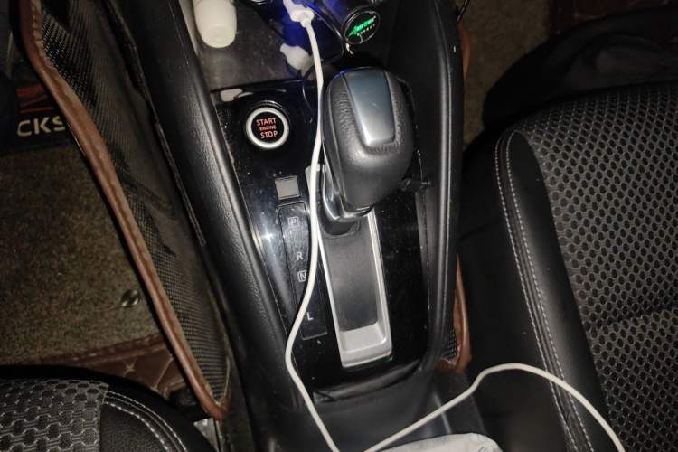 Used Nissan Kicks 2018 1.5L CVT Smart Connect Luxury Edition Gear Lever