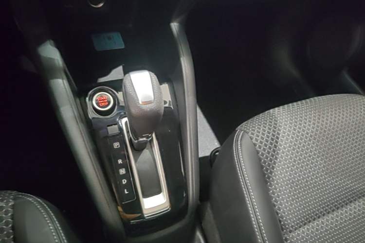 Used Nissan Kicks 2018 1.5L CVT Smart Connect Luxury Edition Gear Lever