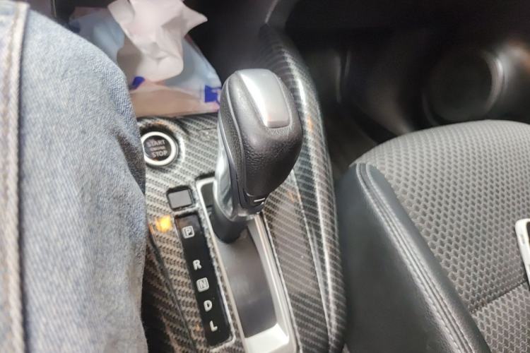 Used Nissan Kicks 2018 1.5L CVT Smart Connect Luxury Edition Gear Lever