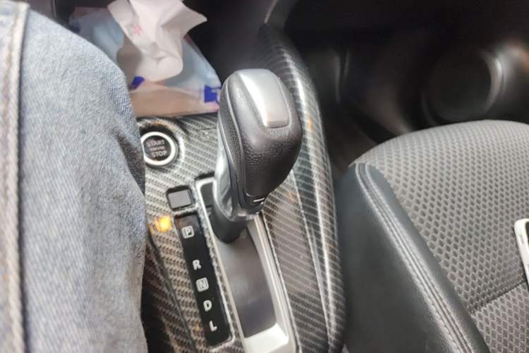 Used Nissan Kicks 2018 1.5L CVT Smart Connect Luxury Edition Gear Lever