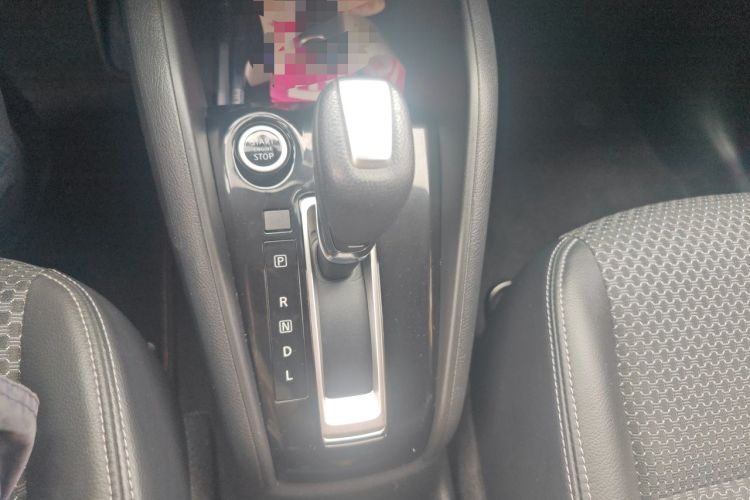 Used Nissan Kicks 2018 1.5L CVT Smart Connect Luxury Edition Gear Lever