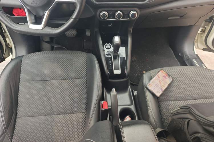 Used Nissan Kicks 2018 1.5L CVT Smart Connect Luxury Edition Gear Lever