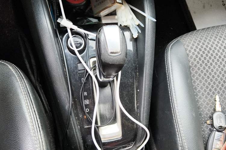 Used Nissan Kicks 2018 1.5L CVT Smart Connect Luxury Edition Gear Lever