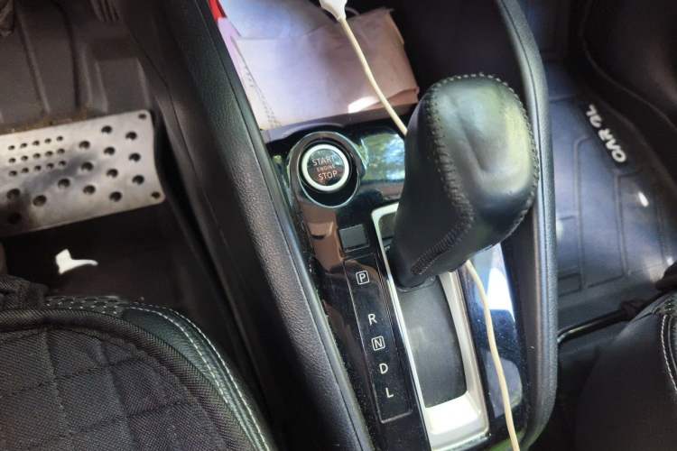 Used Nissan Kicks 2018 1.5L CVT Smart Connect Luxury Edition Gear Lever
