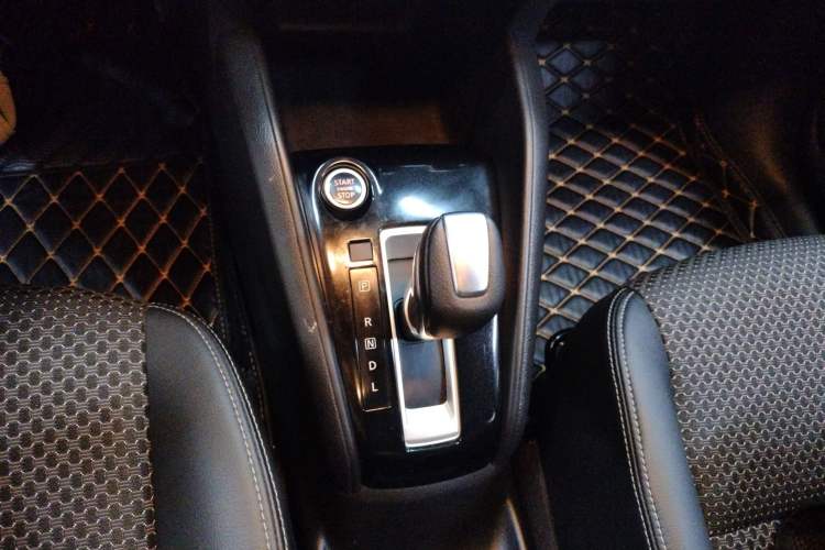 Used Nissan Kicks 2018 1.5L CVT Smart Connect Luxury Edition Gear Lever