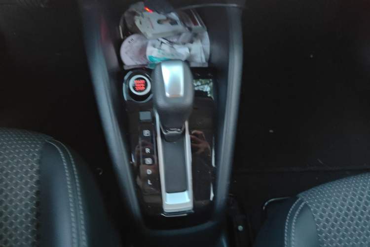 Used Nissan Kicks 2018 1.5L CVT Smart Connect Luxury Edition Gear Lever