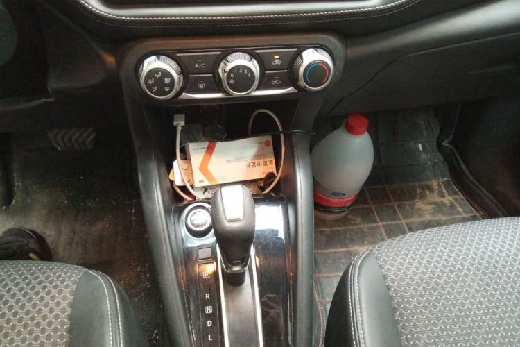 Used Nissan Kicks 2018 1.5L CVT Smart Connect Luxury Edition Gear Lever