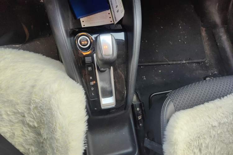 Used Nissan Kicks 2018 1.5L CVT Smart Connect Luxury Edition Gear Lever