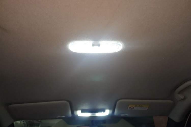 Used Nissan Kicks 2018 1.5L CVT Smart Connect Luxury Edition Headliner