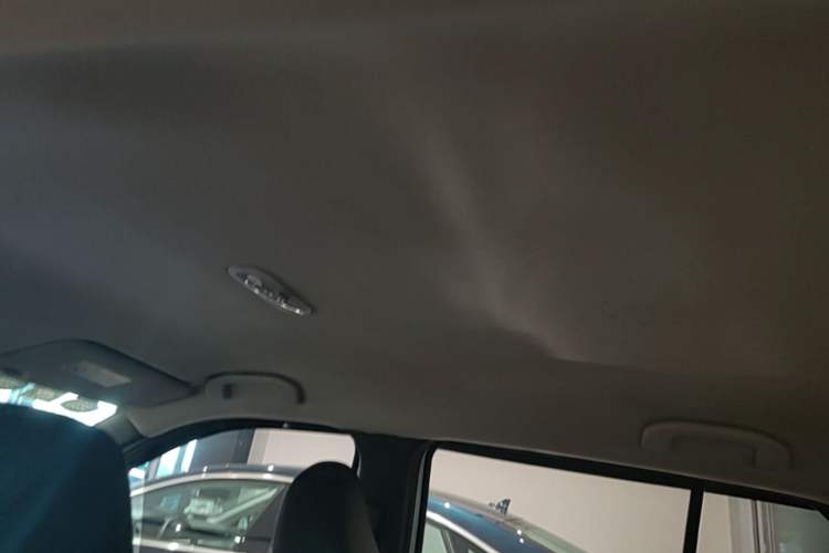 Used Nissan Kicks 2018 1.5L CVT Smart Connect Luxury Edition Headliner