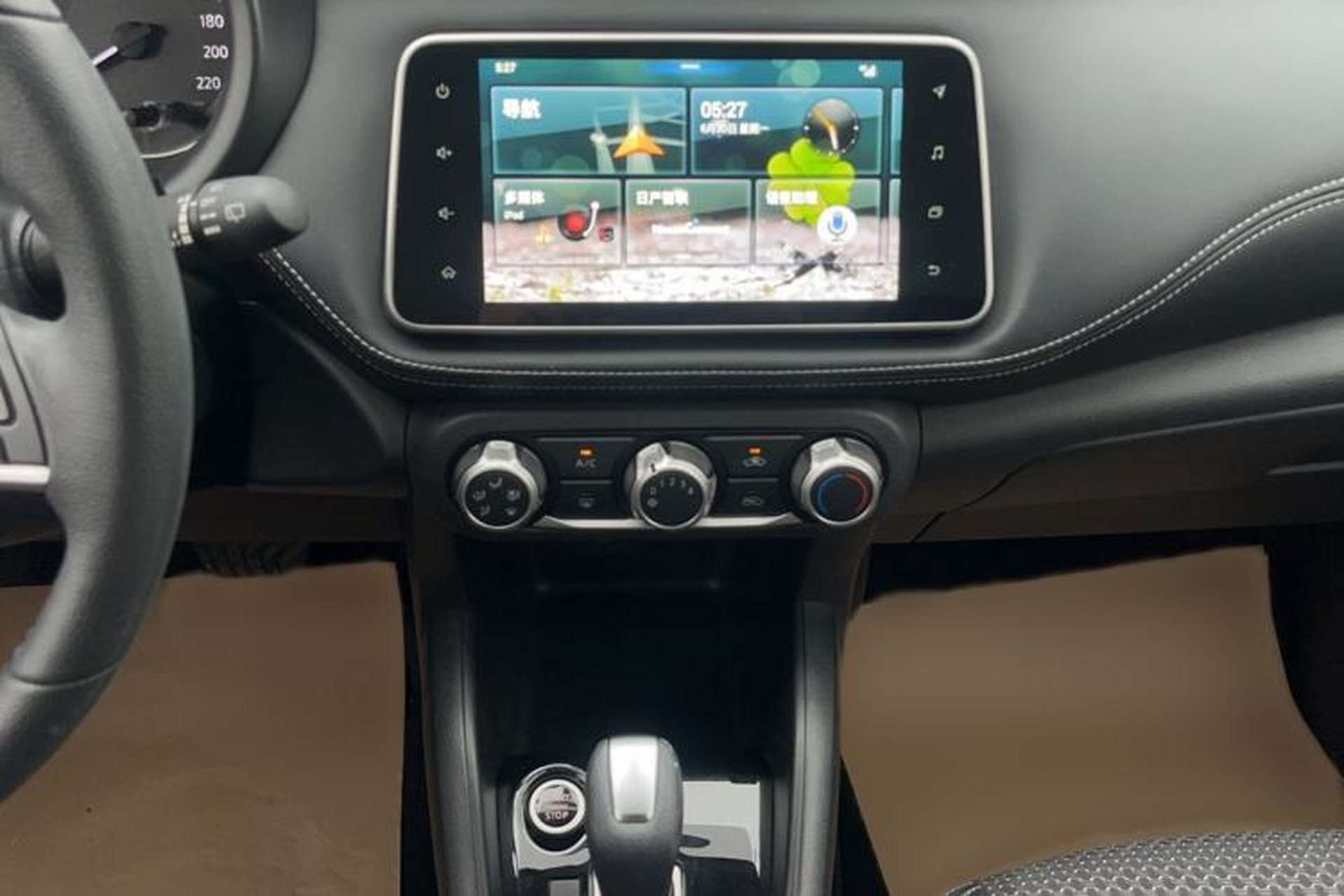 Used Nissan Kicks 2018 1.5L CVT Smart Connect Luxury Edition Interior 1