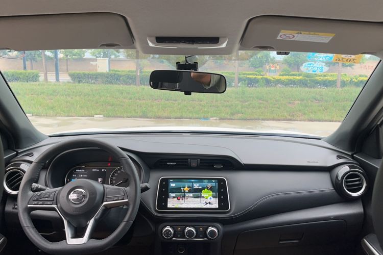 Used Nissan Kicks 2018 1.5L CVT Smart Connect Luxury Edition Interior 10