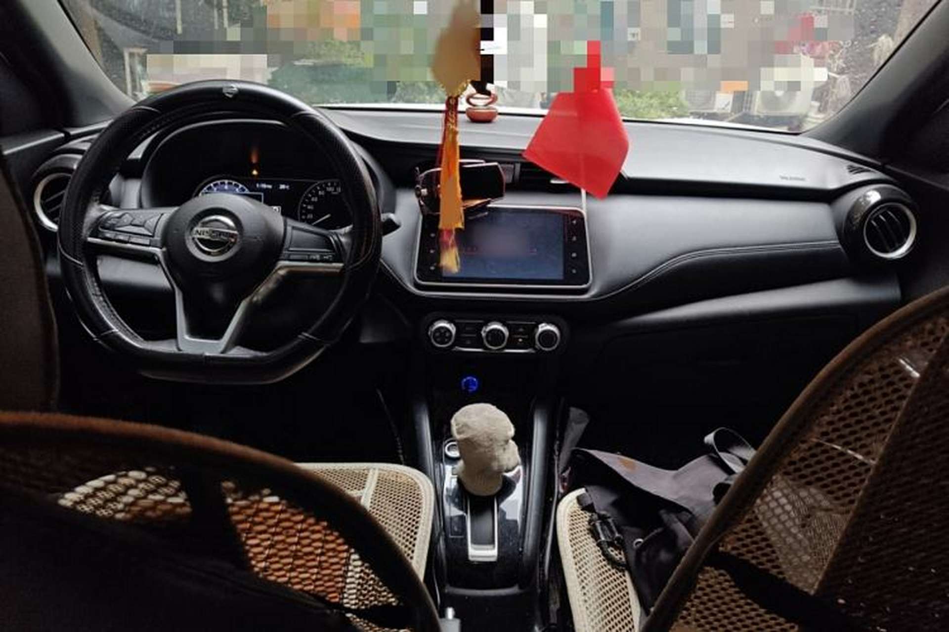 Used Nissan Kicks 2018 1.5L CVT Smart Connect Luxury Edition Interior 2