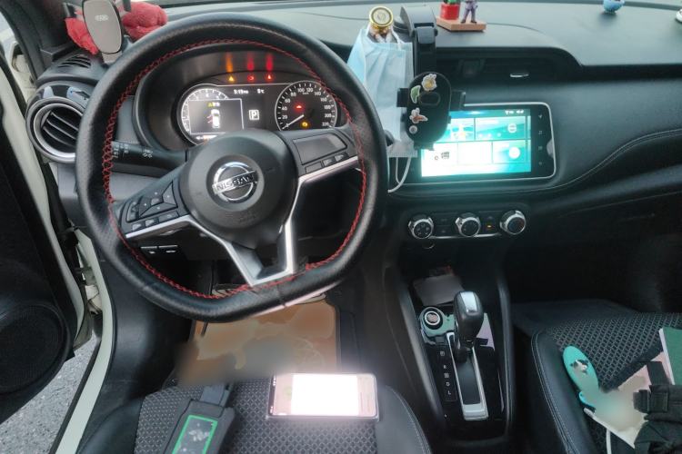 Used Nissan Kicks 2018 1.5L CVT Smart Connect Luxury Edition Interior 2