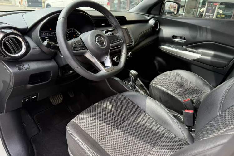 Used Nissan Kicks 2018 1.5L CVT Smart Connect Luxury Edition Interior 2