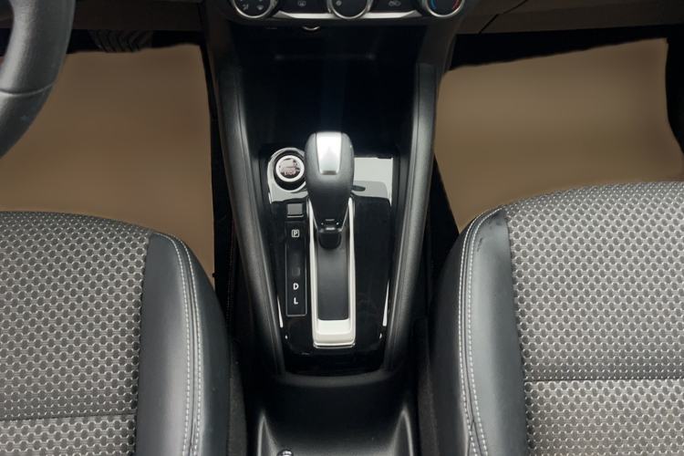 Used Nissan Kicks 2018 1.5L CVT Smart Connect Luxury Edition Interior 2