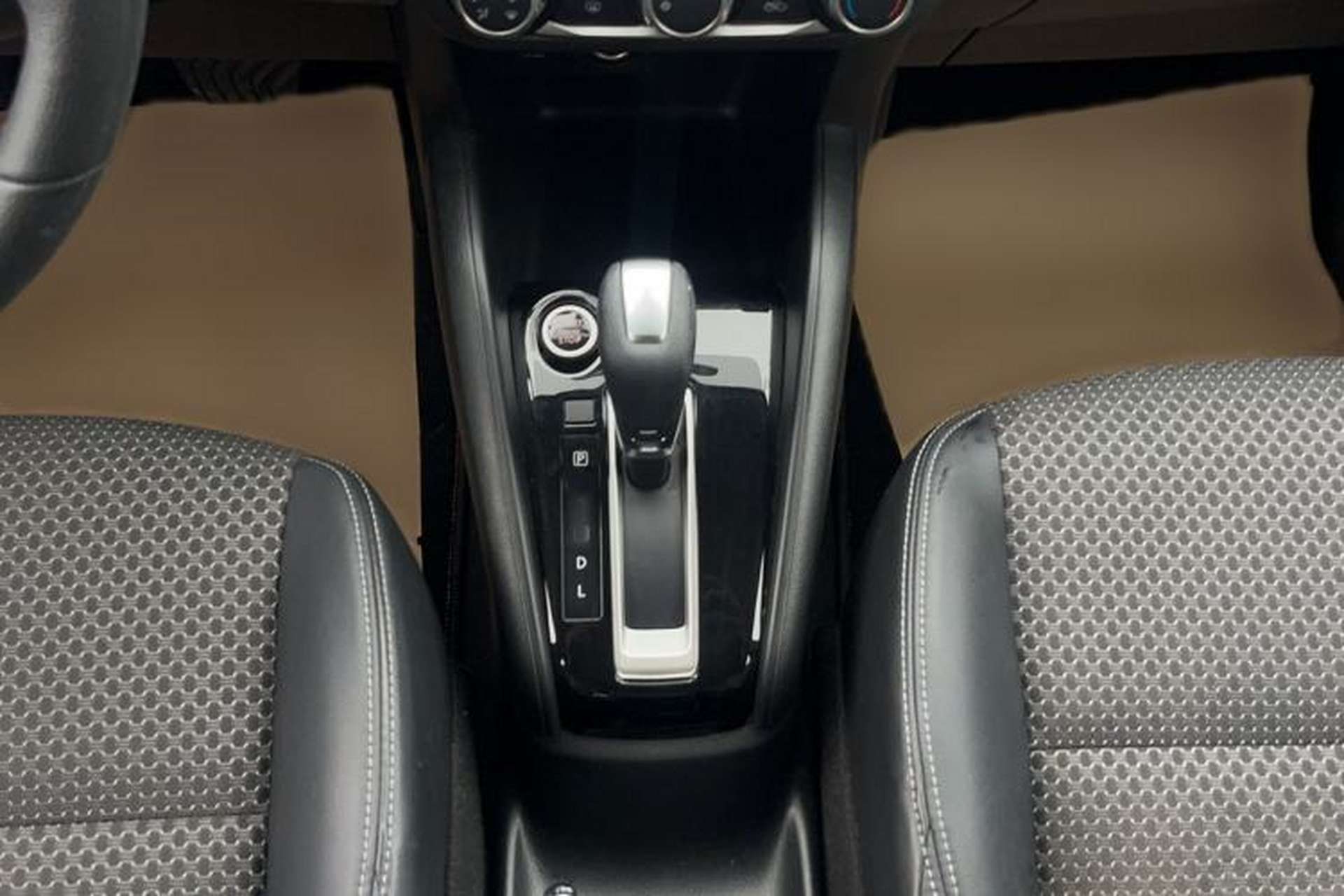 Used Nissan Kicks 2018 1.5L CVT Smart Connect Luxury Edition Interior 2