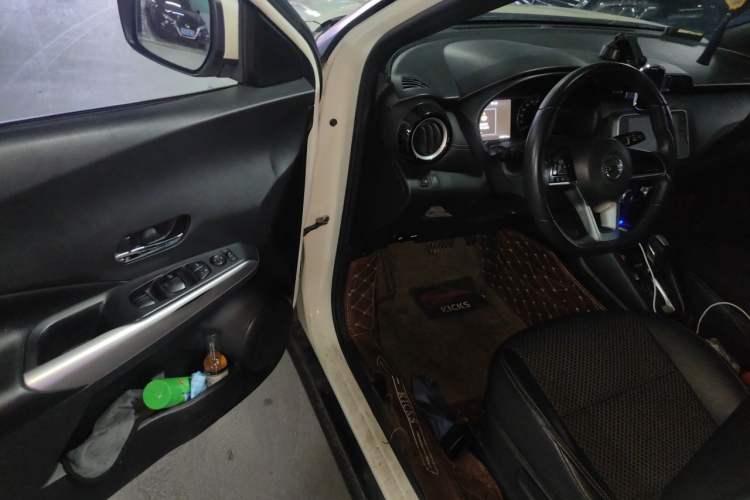 Used Nissan Kicks 2018 1.5L CVT Smart Connect Luxury Edition Interior 3